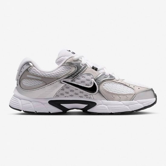Witte Nike sneaker met zilveren en grijze accenten, en een zwarte swoosh.