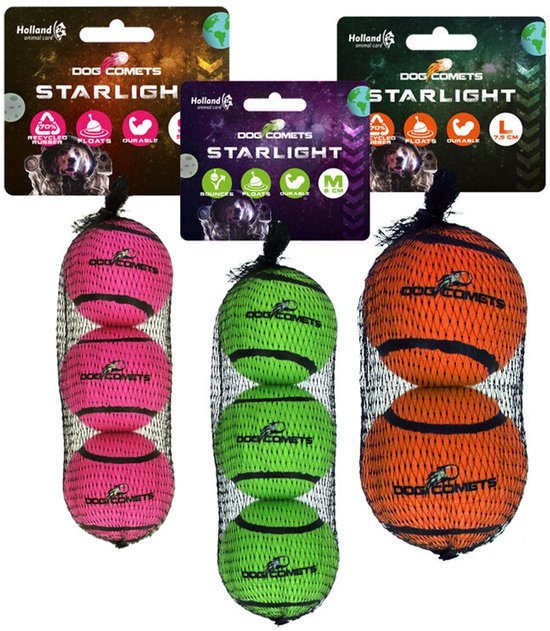Set van oranje, groene en roze Dog Comets Starlight tennisballen in verschillende maten, verpakt in netten.