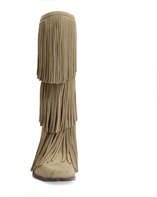 Beige suède laars met drie lagen franjes, voorkant zichtbaar.