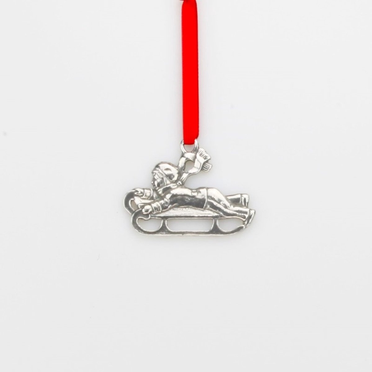 Kersthanger - Kind met slee - Unieke Kersthangers voor in de Kerstboom – Luxe Handgemaakte Ornamenten – Exclusieve Kerstdecoratie set - Kerstcadeau - Brievenbuscadeau