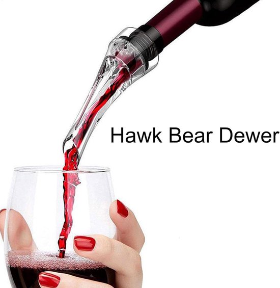 Witte hand met rode nagellak schenkt rode wijn met een transparante schenker in een glas.