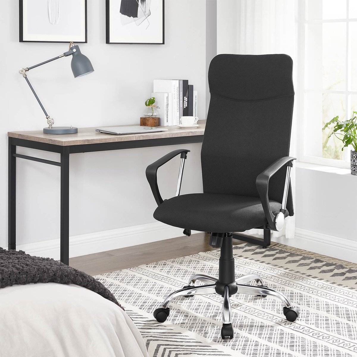 Bureaustoel Ergonomische draaistoel Stoffen zitting met kussen 63 x 63 x (110 - 120) cm Zwart Verstelbare hoogte en kantelhoek Maximale draagkracht 120 kg Comfortabele ondersteuning voor nek, schouders en rug Geschikt voor kantoor en thuiswerk – foto 4