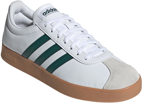 Wit leren Adidas sneaker met groene strepen, gumzool en suède neus.