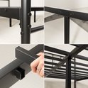Gros plan des joints et des détails d'un cadre de lit en métal noir.