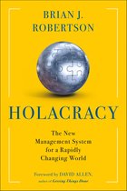 Boek met gele kaft, titel Holacracy. Met een zilveren puzzelbal in het midden. Geschreven door Brian J. Robertson.