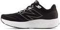 Zwarte New Balance sportschoen met witte zool, grijze N-logo en strepenpatroon.