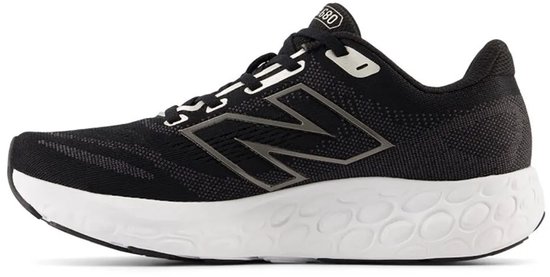Zwarte New Balance sportschoen met witte zool, grijze N-logo en strepenpatroon.