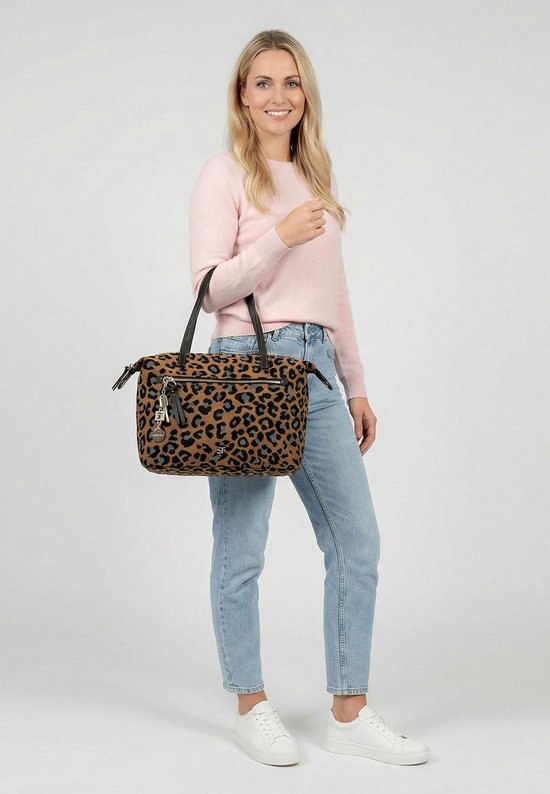 Vrouw met roze trui en jeans draagt een bruine shopper met luipaardprint.
