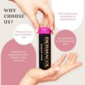 Handen die een tube Dermacol Make-Up Cover vasthouden. De tekst benadrukt de voordelen: hoge dekking, waterdicht, zonnebescherming, langdurig.