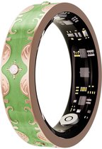 Groene ring met gouden bloemmotief en zichtbare printplaten.
