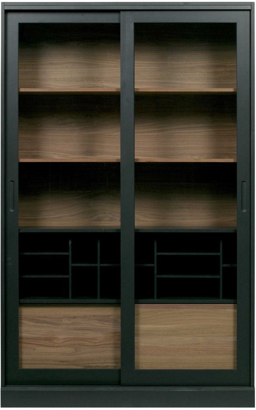 Zwarte vitrinekast met houten legplanken en laden, glazen schuifdeuren.