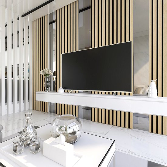 Een moderne woonkamer met een zwarte tv op een witte kast, geflankeerd door verticale houten lamellenpanelen met zwarte tussenruimtes.