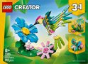 Set LEGO Creator 3-en-1 31384 représentant un colibri fait de briques LEGO vertes, roses et jaunes, buvant le nectar d'une fleur bleue.