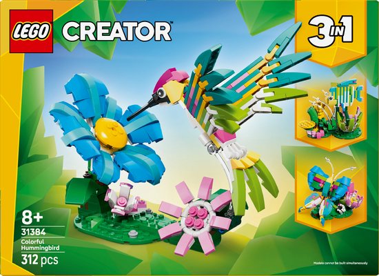 Set LEGO Creator 3-en-1 31384 représentant un colibri fait de briques LEGO vertes, roses et jaunes, buvant le nectar d'une fleur bleue.