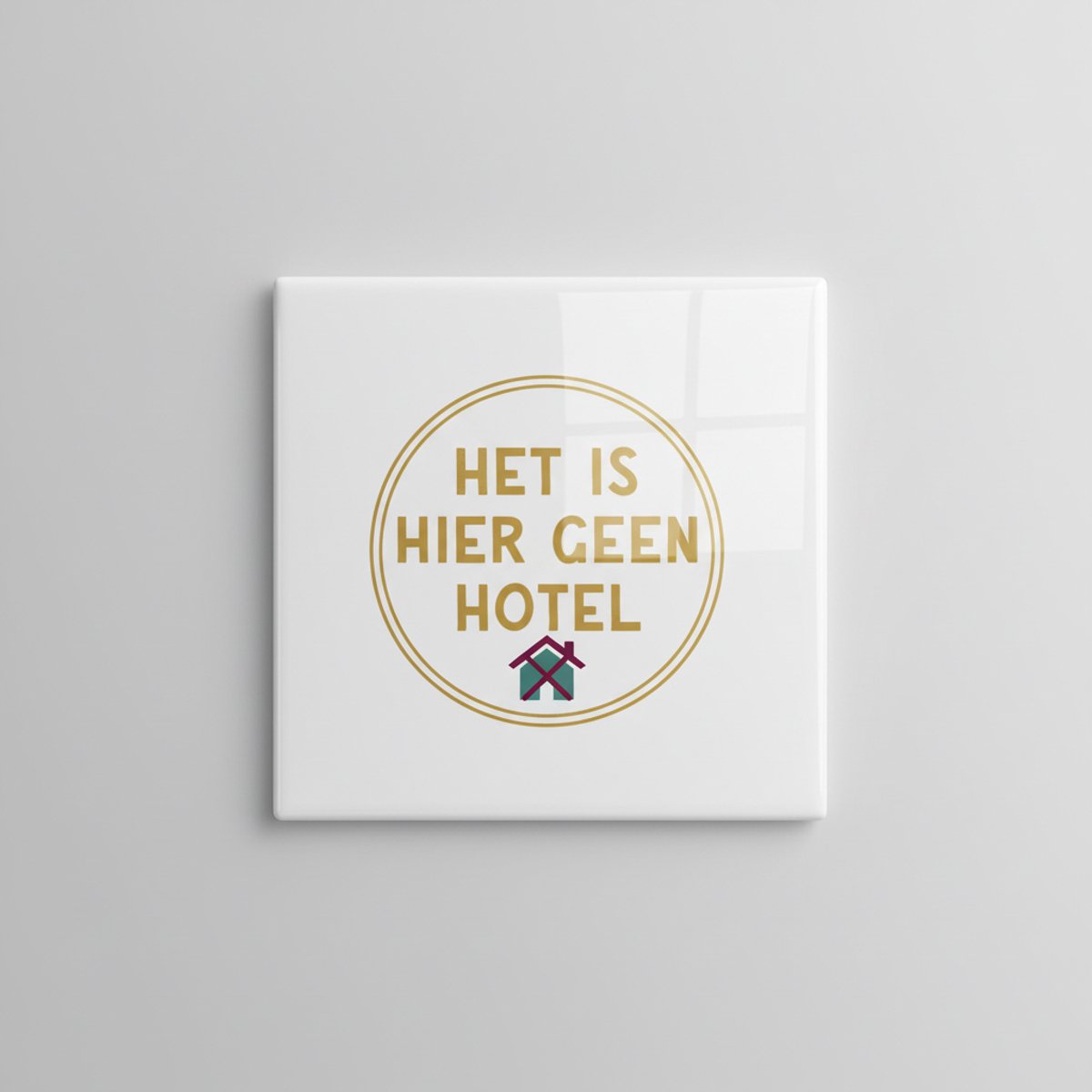 Nevolis Grappige Woonquote Keramische Tegel “Het is hier geen hotel” – Speelse Huisregels Wanddecoratie, Moderne Woondecoratie Tegel 15 x 15 cm Multi Color