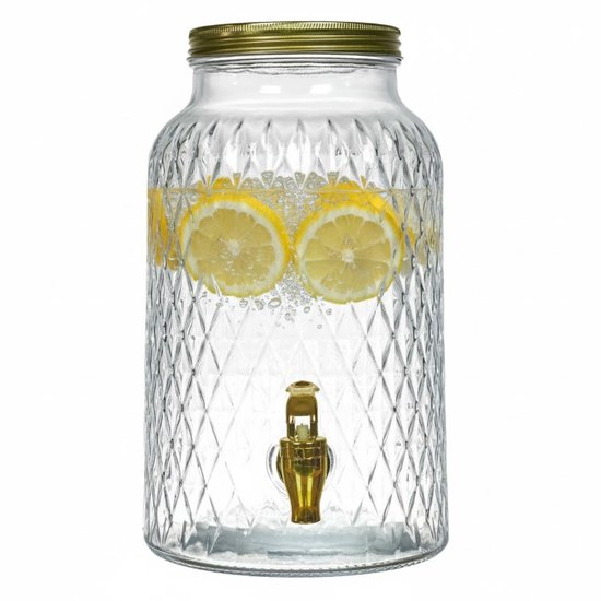 Glazen drankdispenser met ruitpatroon, gevuld met water en citroenschijfjes.