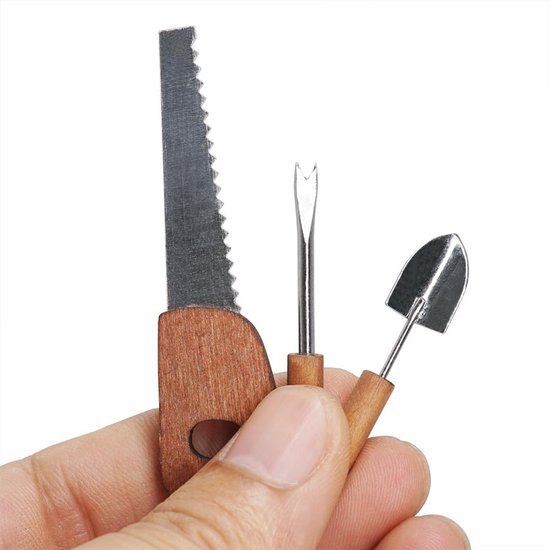 Miniatuur tuinbouw gereedschappen 1/12 - 6 stuks inclusief kettingzaag, onkruidtrekker, schoffels en harken - Metaal en hout voor diorama en poppenhuis — afbeelding 3