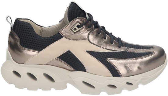Linker zijkant van een beige en koperkleurige sneaker met donkerblauwe mesh en een dikke zool.