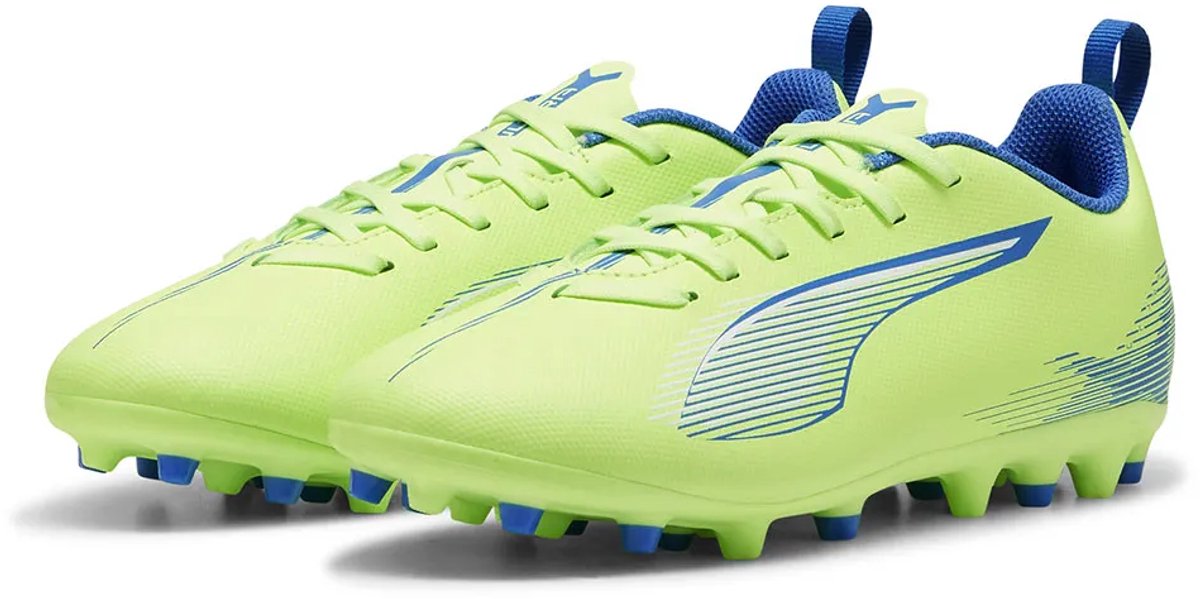 Puma Ultra 5 Play Mg Jr voetbalschoenen in felgeel met blauwe accenten, lichtgewicht en ontworpen voor stabiliteit.