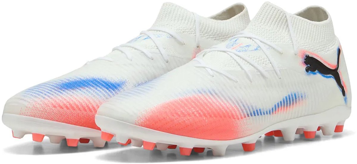 Witte Puma Future 8 Pro MG voetbalschoenen EU 40 met elastisch bovenwerk en kleurrijke accenten in blauw en roze.