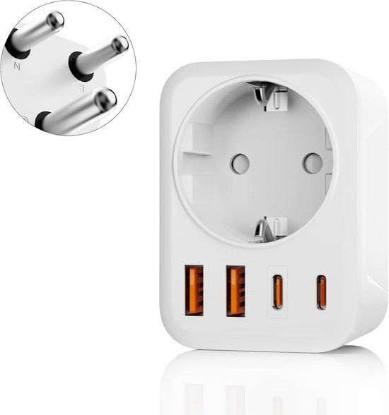 Reisadapter met type M stekker en 4 USB-poorten (2 USB-A, 2 USB-C).
