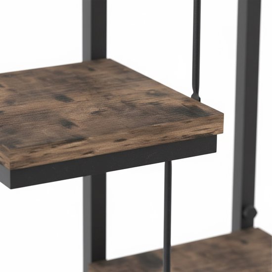 Detail van een verweerde houten plank op een zwart metalen frame.