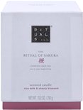 Witte verpakking van The Ritual of Sakura geurkaars, met tekst 'rice milk & cherry blossom'.