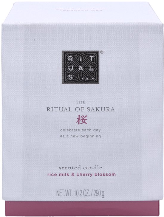 Witte verpakking van The Ritual of Sakura geurkaars, met tekst 'rice milk & cherry blossom'.