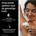 Vrouw epileert haar oksels in de douche met de Braun Silk-épil 9. Benadrukt Wet & Dry gebruik en massage opzetstuk.