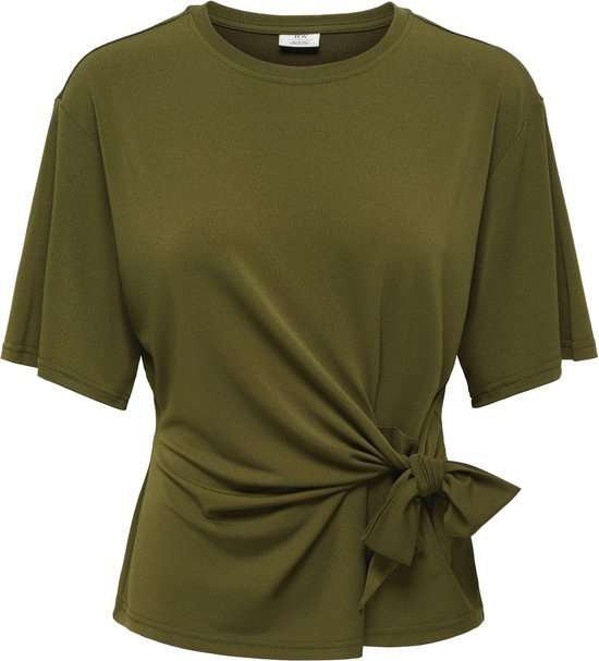 Groene top met korte mouwen en strikdetail aan de linkerkant.