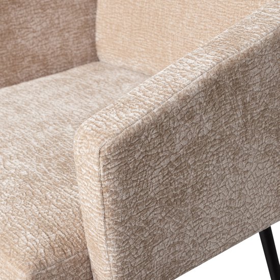 Close-up van de armleuning van een beige eetkamerstoel met een structuurstof.