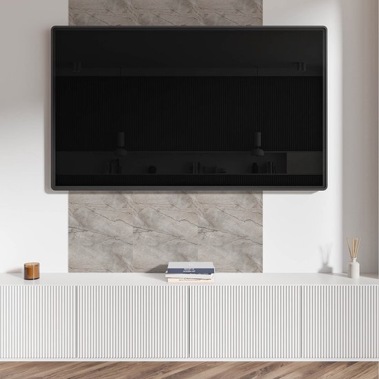 Een muur met een tv-scherm en twee grijze tegels met natuursteenpatroon eronder.