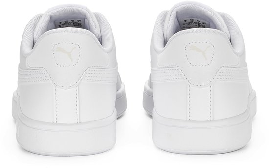 Achterkant van twee witte Puma Smash sneakers met Puma-logo op de hiel.
