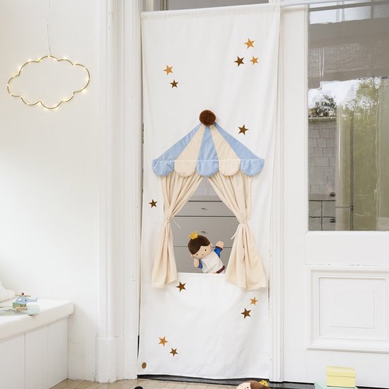Witte poppenkast met blauw en crèmekleurig circustent-dak, sterren, crèmekleurige gordijntjes en een prinsessenpop.