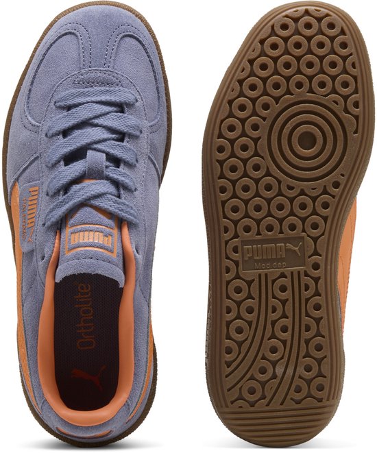 Boven- en onderkant van een lichtblauwe suède Puma Palermo sneaker met oranje accenten.