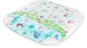 Een vierkant baby speelkleed met aquarel dieren, vissen en planten in turquoise en groen.