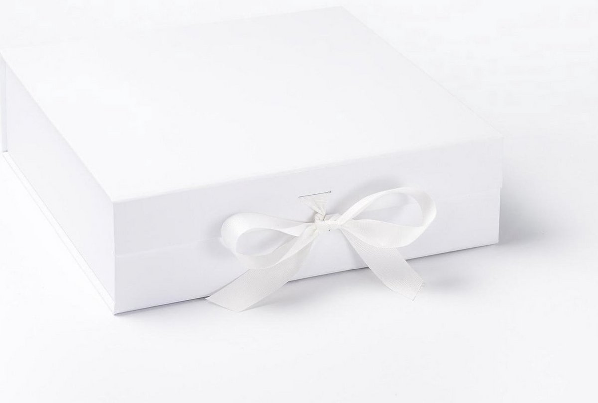 Luxe Giftbox Wit – Magnetische Sluiting – Met Satijnen Lint – 21 x 21 cm - Cadeaudoos - Cadeauverpakking - Bruiloft cadeau