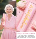 Lachende oudere vrouw met roze beker '65 & Fabulous'. Roze glittertumbler met ombre-effect.