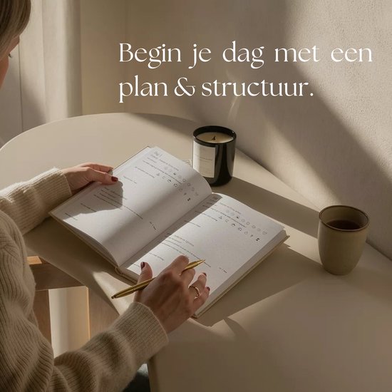 Vrouw met rode nagellak schrijft in een open dagboek met de tekst 'Begin je dag met een plan & structuur.'