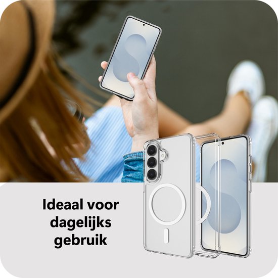 Vrouw in zomerse outfit houdt telefoon met transparante hoes vast, twee hoesjes zichtbaar.