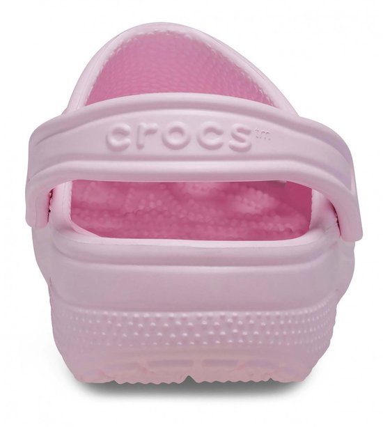 Achterkant van een lichtroze Crocs Classic instapper met Crocs-logo op de band.