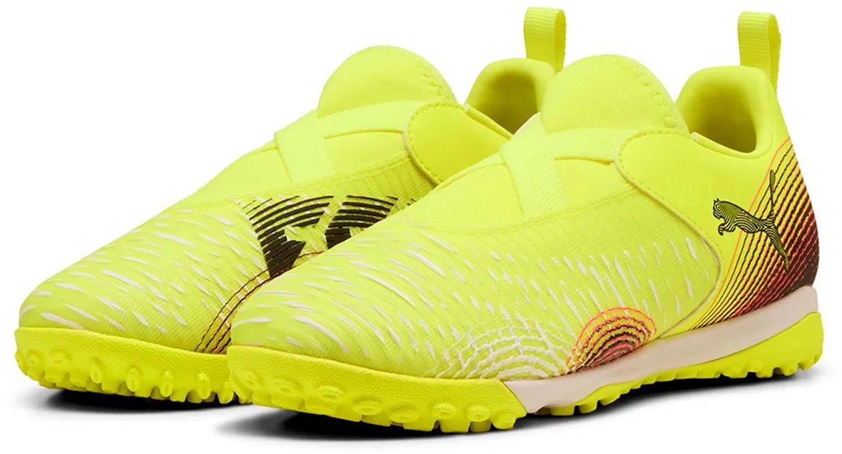 Lichtgewicht gele Puma FUTURE 8 MATCH voetbalschoenen met elastische pasvorm en verhoogde mesh lijnen voor balcontrole.