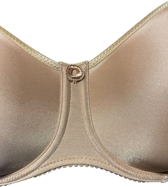 Detail van het middenstuk van een nude balconnetbeha met versierde bandjes en kanten rand.