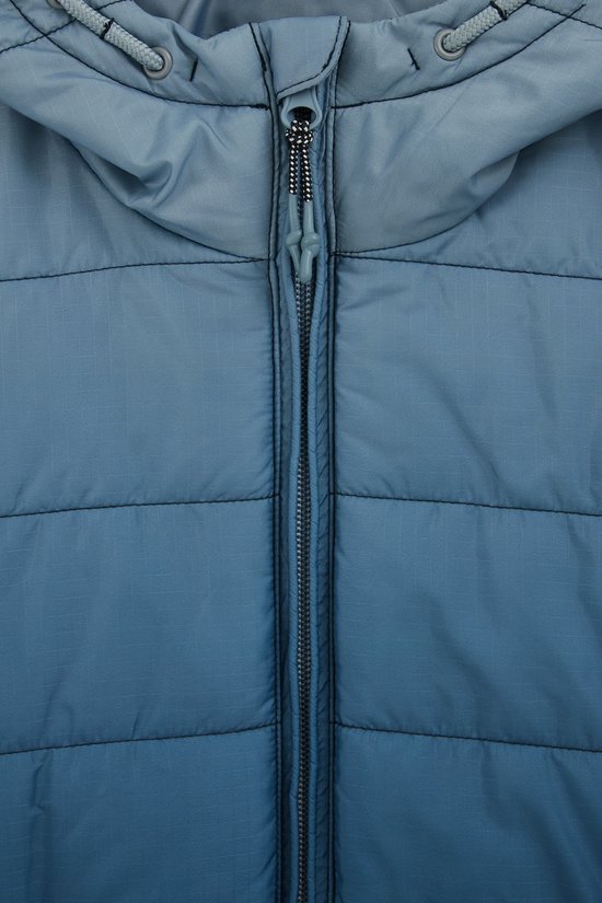 Detail van de voorkant van een blauwe jas, rits met trekker, capuchon met koordjes.