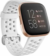 Siliconen Smartwatch bandje - Geschikt voor  Fitbit Versa / Versa 2 siliconen bandje met gaatjes - wit - Maat: S - Horlogeband / Polsband / Armband