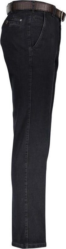 Zijaanzicht van een donkerblauwe jeans met een bruine croco-print riem.