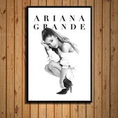 Allernieuwste Canvas Schilderij Ariana Grande Zangeres en Actrice - Muziek - Foto - Poster - 50 x 70 cm - Zwart Wit