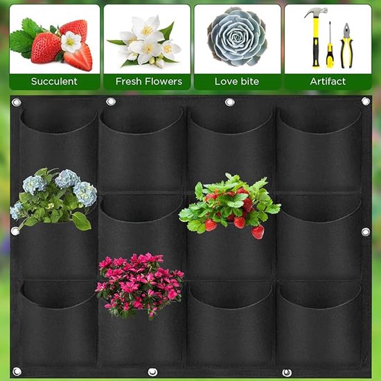 Zwarte verticale plantenbak met 12 vakken, gevuld met aardbeien, bloemen en planten.