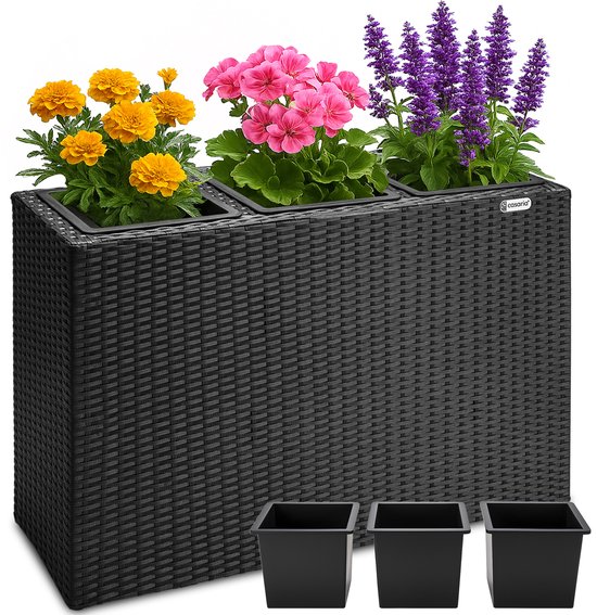 Zwarte plantenbak in polyrotan-look met drie vakken, drie losse binnenpotten. Met gele, roze en paarse bloemen.