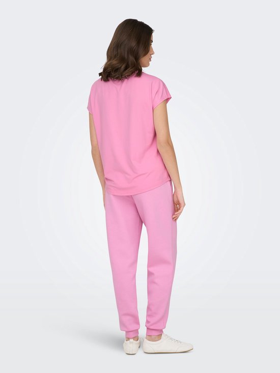 Model van achteren gezien in roze Only Play T-shirt met korte mouwen en roze joggingbroek.